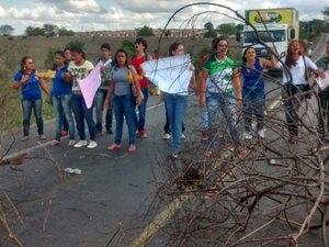 Estudantes da Uneal de Palmeira dos Índios bloqueiam AL-115