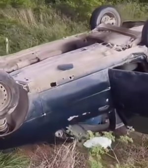 Carro capota às margens da rodovia AL-220 em Batalha