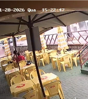 [Vídeo] Câmeras registram tombamento de caminhão de lixo na Ponta Verde