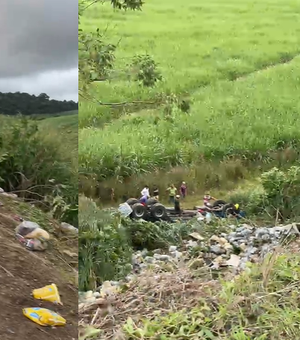 Carreta tomba e cai de ribanceira em trecho da BR-104, em São José da Laje