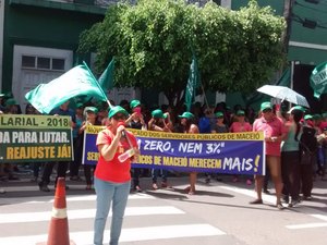 Servidores públicos de Maceió protestam em frente ao gabinete do prefeito