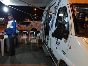 Operação Lei Seca autua mais de 40 motoristas e flagra 8 inabilitados em Maceió