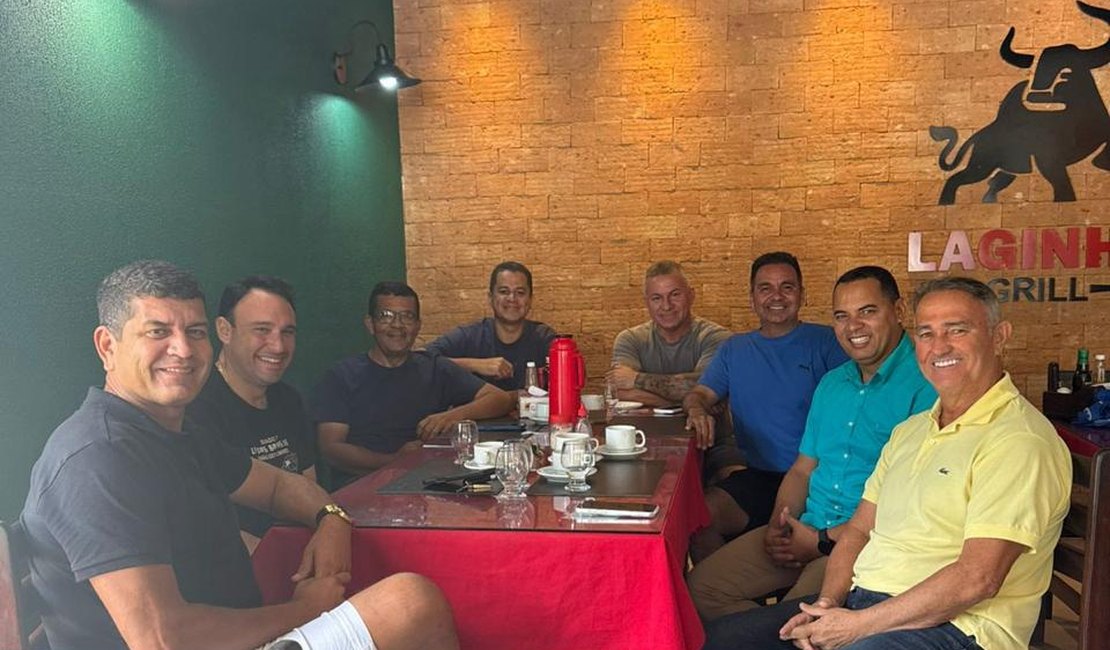 Grupo de vereadores aliados a Júnior Menezes busca unidade e consenso na eleição da presidência da Câmara