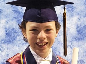 Menino de 12 anos vai se formar no Ensino Médio e na faculdade na mesma semana