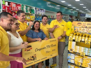 [Vídeo] Caminhão do Domingão Cimed premia cliente da RM Farma, em Pão de Açúcar