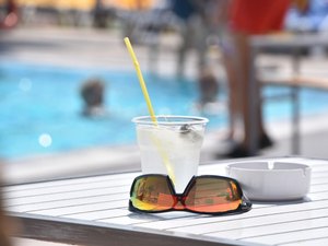Homem morre em piscina de chácara durante encontro com garotas de programas