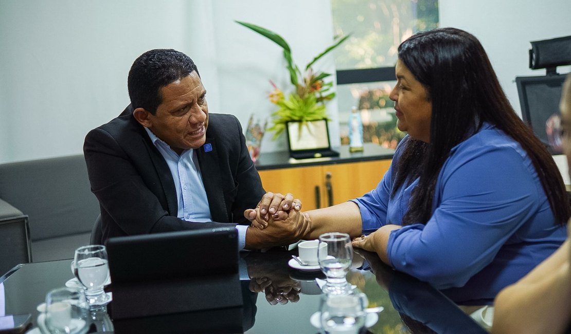 Novo secretário, Júlio Cezar cumpre intensa agenda em seu primeiro dia de trabalho