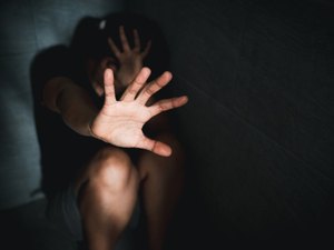 Mãe é presa por agredir filha que não quis tomar banho; menina vai para UPA vomitando sangue