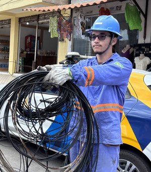 Prefeitura de Maceió inicia retirada de fios sem uso dos postes no Pontal da Barra