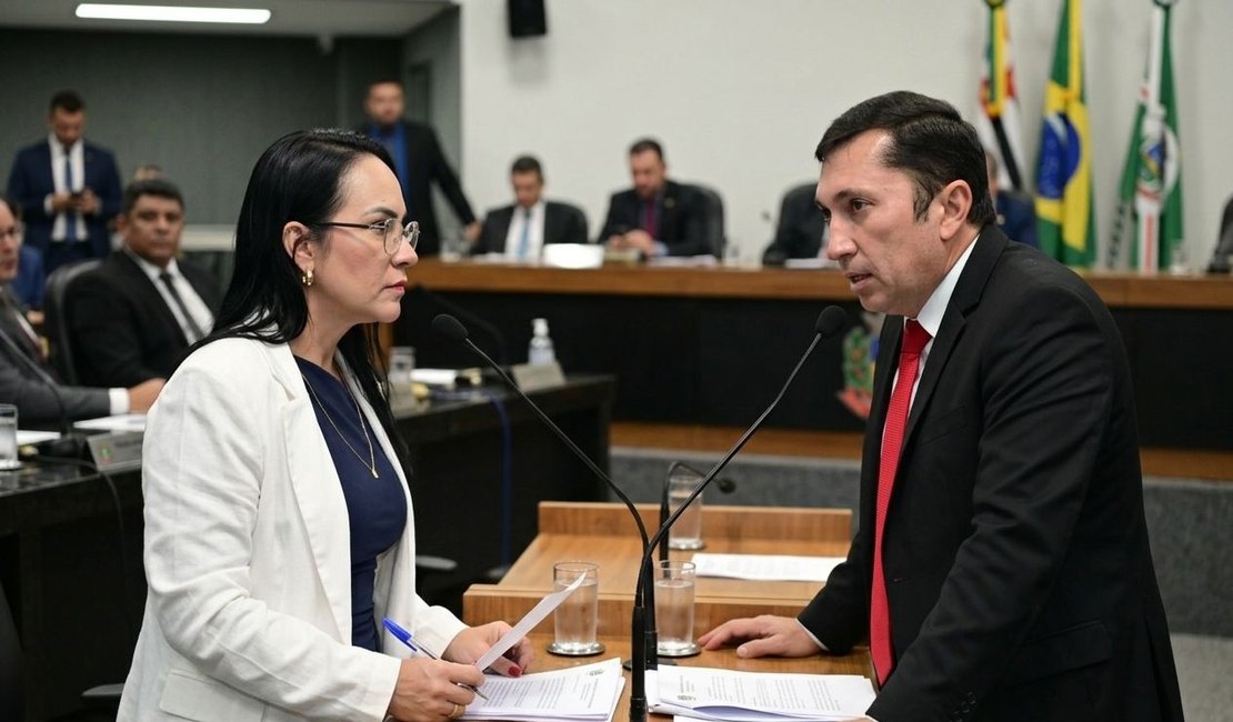 Sessão da Câmara de Arapiraca tem embate entre vereador e ex-secretária sobre maternidades fechadas