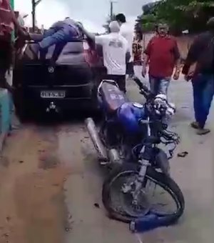 Idoso de moto fica gravemente ferido ao colidir em carro estacionado em Mata Grande