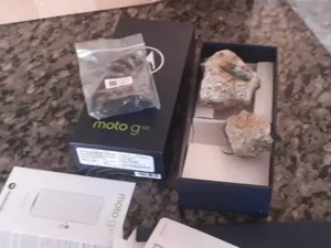 Empresária compra celular pela internet e recebe pedras na caixa