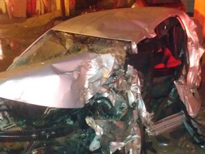 [Vídeo] Motorista morre após carro colidir com retroescavadeira na parte alta de Maceió