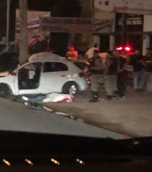 Condutor morre após ser lançado para fora de veículo em colisão com poste