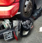 Adolescente fica ferida após colisão de moto e caminhão em São Miguel dos Campos