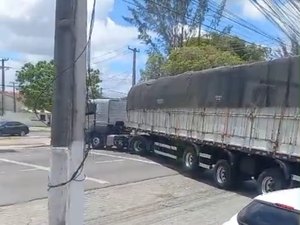 [Vídeo] Carreta quebra e fica atravessada na principal avenida do bairro Cidade Universitária