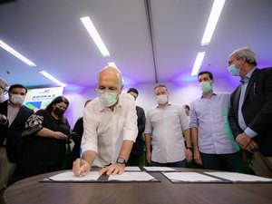 Prefeito Ronaldo Lopes perdoa dívidas dos moradores de Penedo com o SAAE