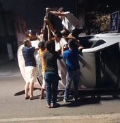 [Vídeo] Motorista colide em árvore e capota o carro, no bairro Sanatório, em Maceió