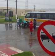 Mototaxista fica ferido após colisão com ônibus escolar na BR-104, em Murici