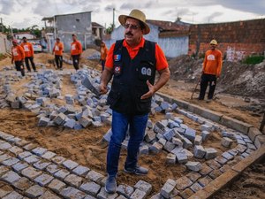 Prefeito Gilberto Gonçalves vistoria obras de drenagem e pavimentação na parte alta de Rio Largo