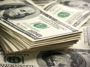 Dólar cai quase 2% e volta a ficar abaixo de R$ 5,60 nesta quarta-feira