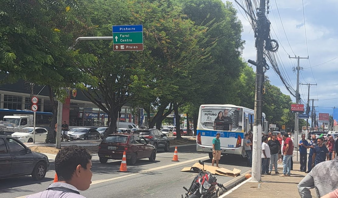 Mulher morre em colisão entre moto e ônibus na Avenida Fernandes Lima