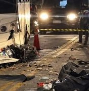 Acidente entre motocicleta e micro-ônibus deixa dois mortos em Coruripe