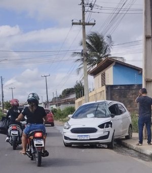 Motorista bate em poste após perder o controle da direção do veículo em Arapiraca