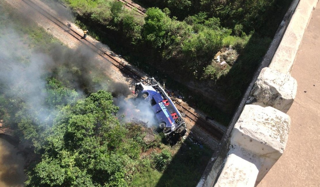 Ônibus que caiu de viaduto em MG já havia sido autuado três vezes por transporte irregular de passageiros