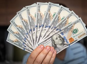 Com mercado em choque, dólar desaba a R$ 5,62 no pós-tarifaço de Trump