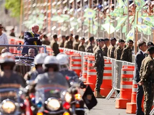 Lula e ministros acompanham desfile; público entoa 'sem anistia'