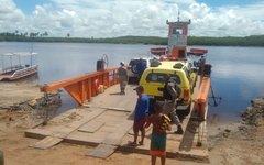 Militares fizeram a travessia de balsa pelo rio Manguaba