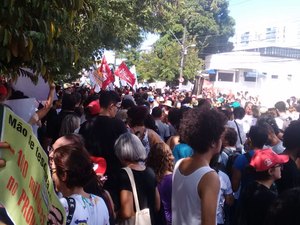 Manifestantes fecham Fernandes Lima em ato contra cortes na Educação