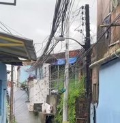 Fiação de poste pega fogo no bairro do Jacintinho, em Maceió