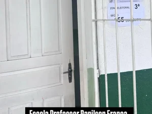 Mesário é orientado a deixar local de votação para trocar de camisa em Maceió