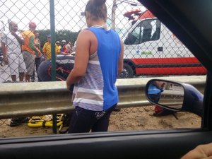 Motorista desvia de ônibus para evitar acidente mas bate em muro de proteção