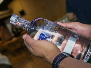 Policiais descobrem laboratório de falsificação de bebidas no DF