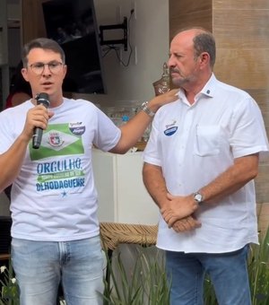 Com abraços e palavras calorosas prefeito recebe em casa, deputado Antônio Albuquerque