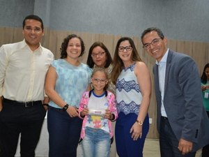 Sesau e Uncisal entregam lentes corretivas para estudantes da rede pública