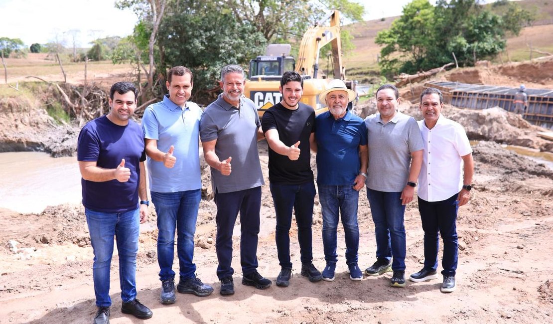 Ao lado de Arthur Lira, Charles Pacheco inspeciona obra da rodovia que ligará São Sebastião a Feira Grande