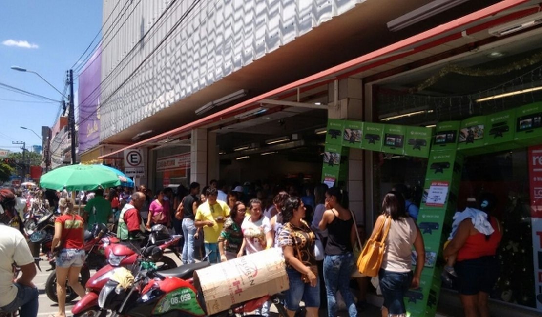 População 'invade' centro comercial para aproveitar liquidações da Black Friday
