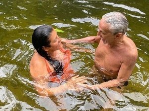 Caetano Veloso rompe isolamento e se encontra com Regina Casé em sítio