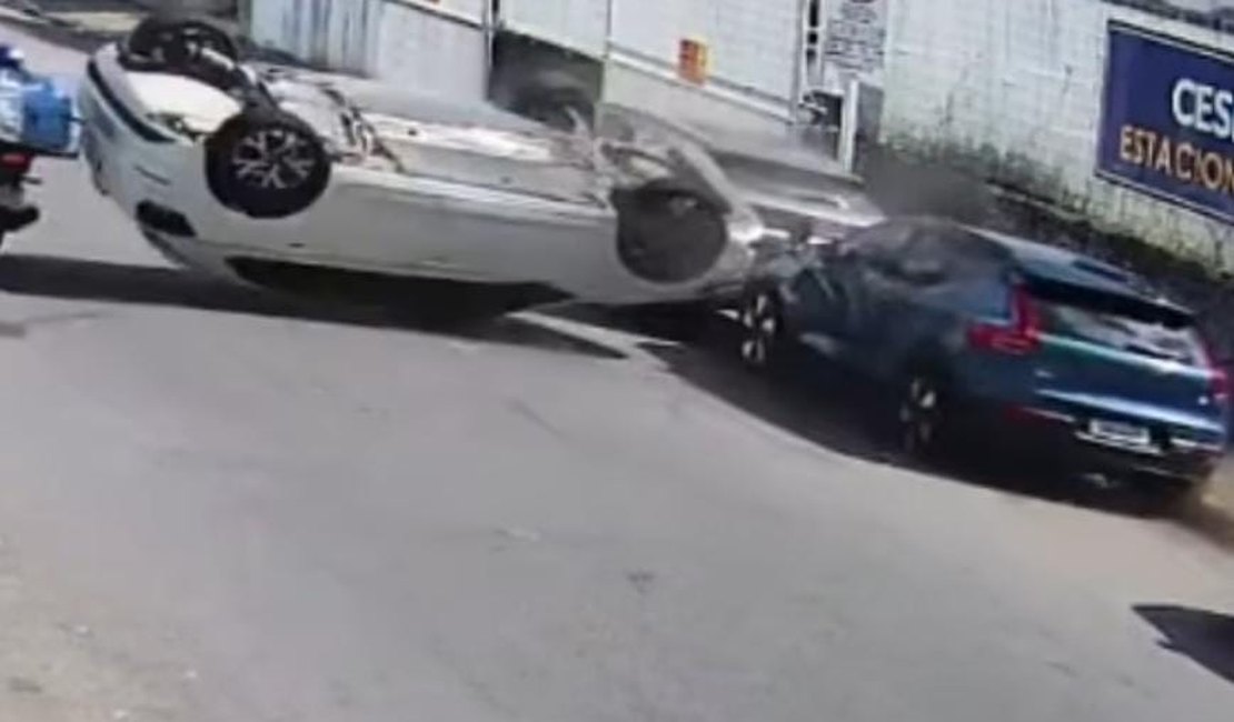 Carro capota após atingir veículo estacionado no Farol, em Maceió