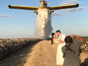 Noivos surpreendem em ensaio com rasante de avião-bombeiro e vídeo viraliza