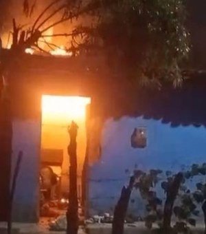 Mulher é assassinada a facadas; suspeita foge e familiares ateiam fogo na casa dela em Penedo