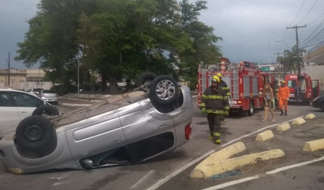 Grávida capota com carro na Pajuçara e é socorrida