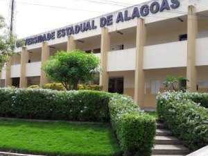 Formandos da Uneal aguardam colação de grau há mais de um ano