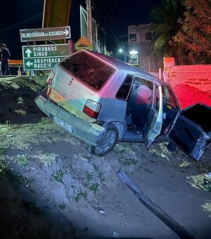 Motorista cai com carro em em ribanceira na AL-220, em Olho D'Água do Casado