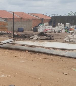 [Vídeo] Incêndio em depósito de reciclagem mobiliza Corpo de Bombeiros em Arapiraca