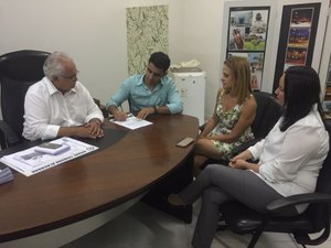 JHC se reúne com prefeito de Arapiraca e anuncia quase um milhão em emendas 